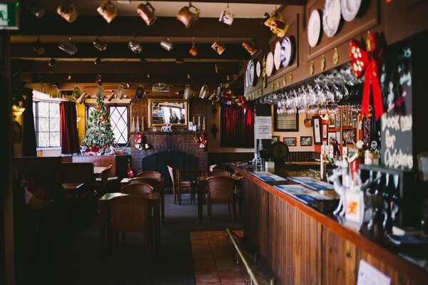 Café près de la cheminée le jour des fêtes