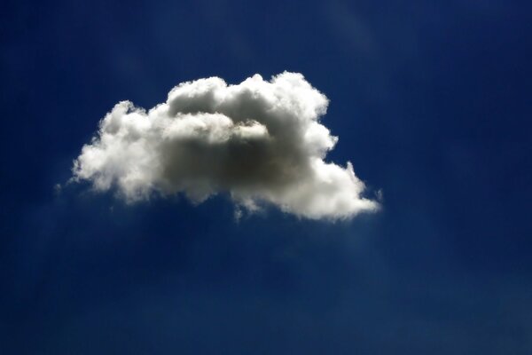 Weiße leichte Wolke auf blauem Himmelshintergrund