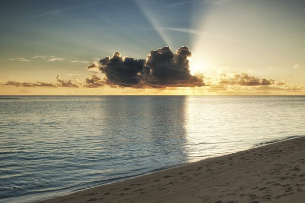 Raggi di sole sul paesaggio marino