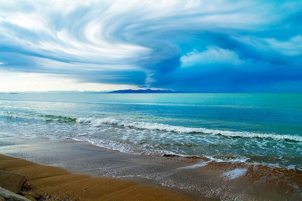 Nuages sur fond de plage et de la mer