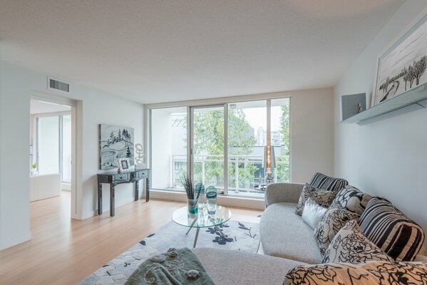 Intérieur de la chambre avec un grand canapé