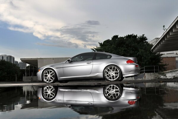 BMW gris avec réflexion