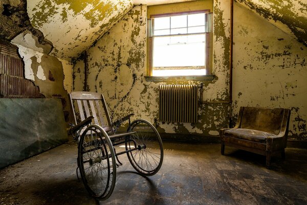 Chambre abandonnée avec fauteuil roulant