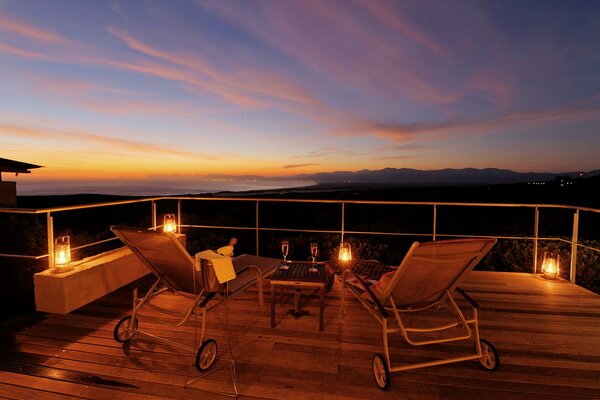 Puesta de sol por la noche en una Villa con vistas a la montaña