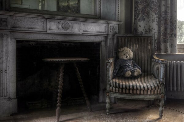 Oso de peluche en el sillón chimenea habitación