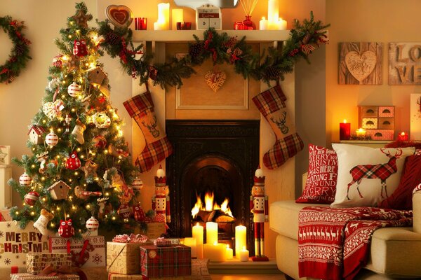 Interior de Navidad con chimenea y árbol de Navidad