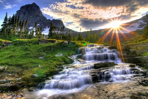 Paesaggio di montagna con cascata in una giornata limpida