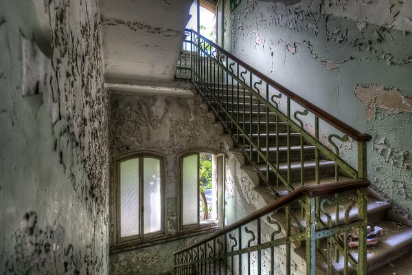 Treppe im alten Eingangsbereich mit abplatzenden Wänden