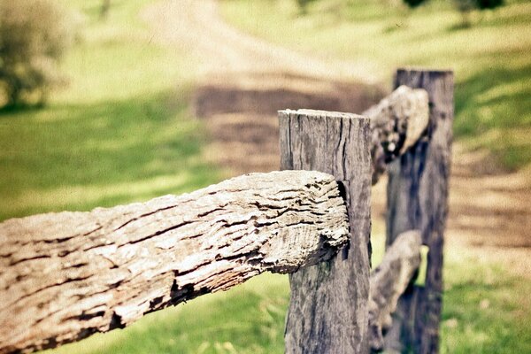 Valla de madera y camino. Estilo