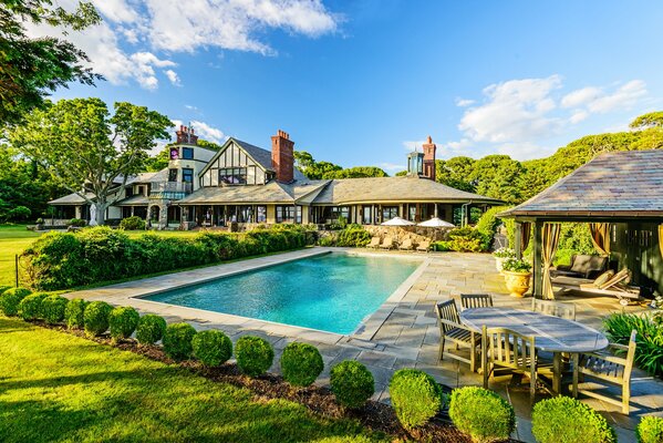 Piscine bleue à la maison avec transats