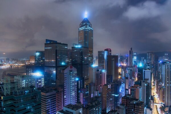 Luces brillantes en la ciudad de la noche