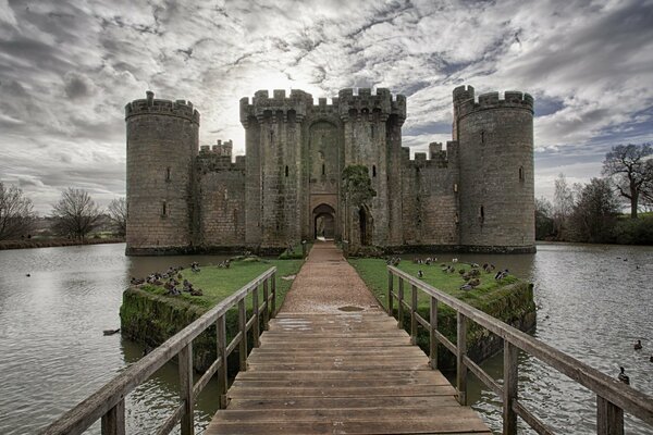 Castello misterioso sullo sfondo del fiume