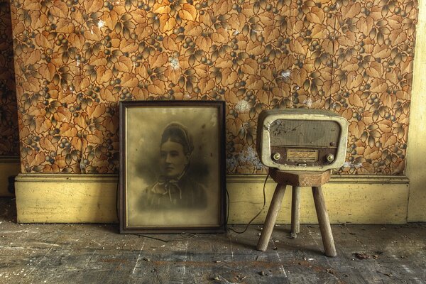 Habitación Antigua. Pintura y Radio de tiempos de guerra