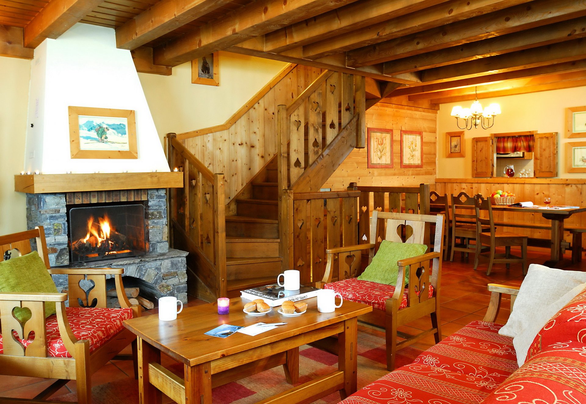 interior sala de estar habitación chimenea madera escalera diseño foto