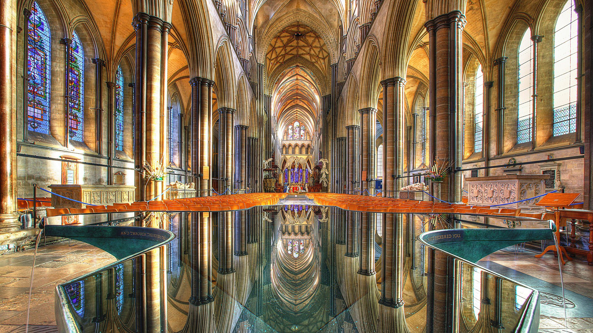 tempel kathedrale kirche säulen buntglasfenster reflexion