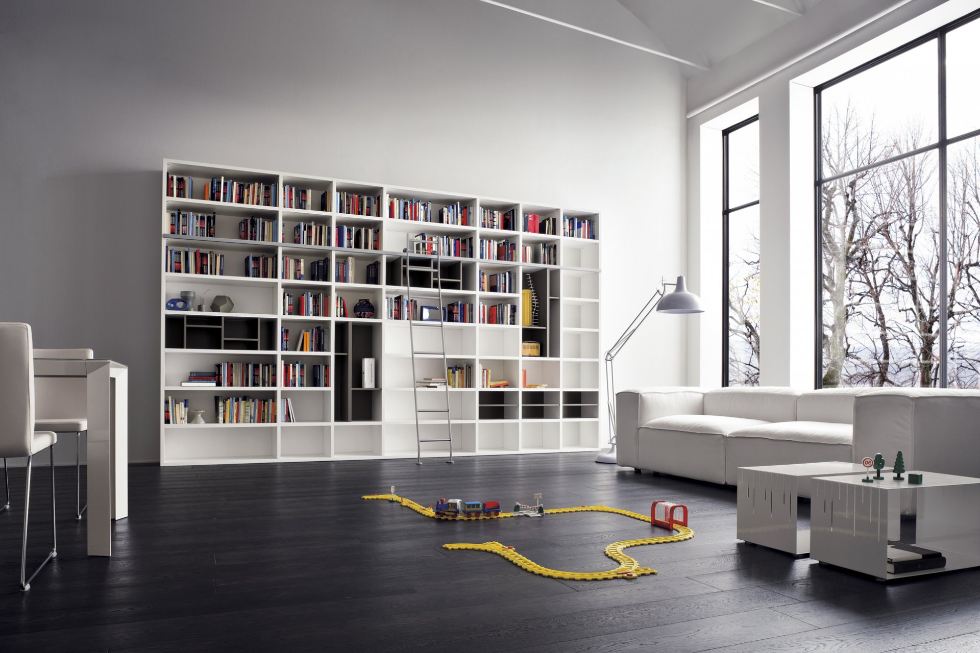 interno design moderno divano biblioteca scaffalature bianco moderno