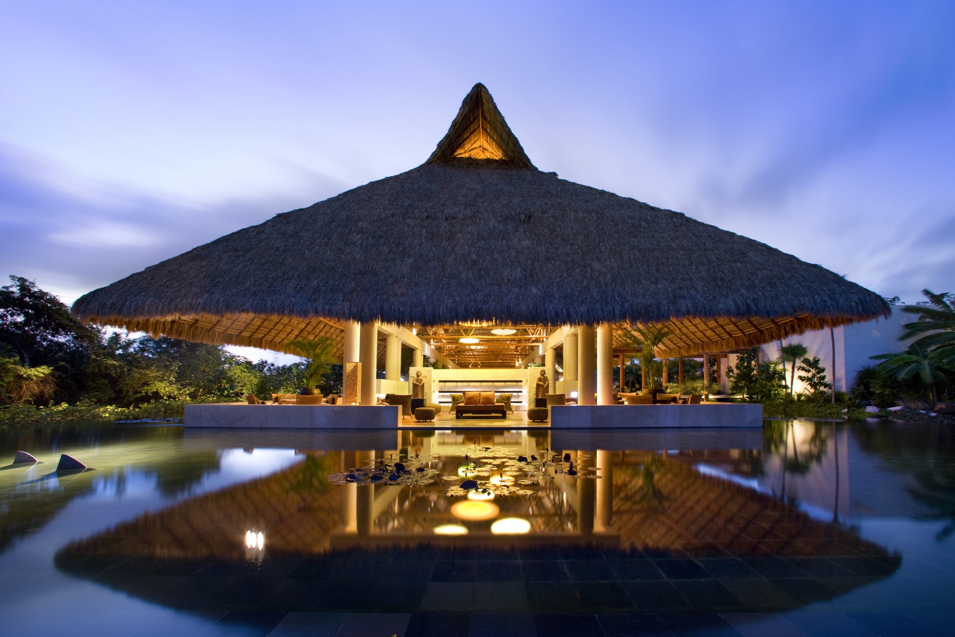 interior exterior diseño estilo hotel lobby bar luz luces dosel agua reflexión árboles palmeras méxico