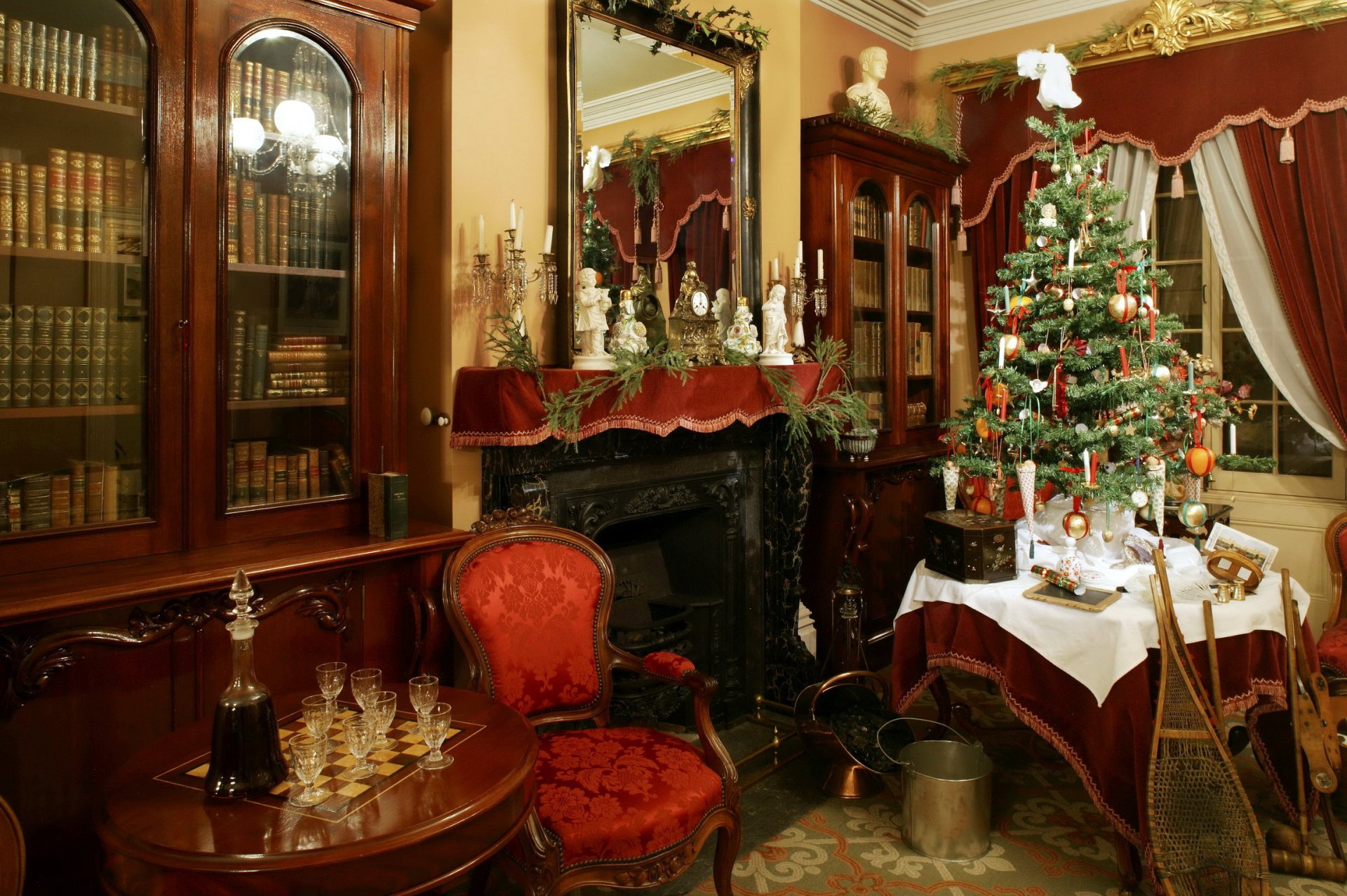 vacaciones año nuevo navidad interior árbol de navidad sillas chimenea mesa decantador copas de vino foto