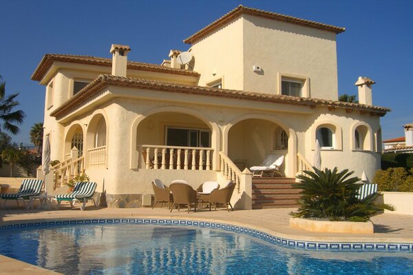 Elegante casa a due piani con piscina