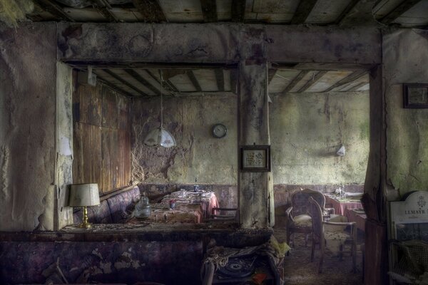 El interior de un antiguo comedor abandonado