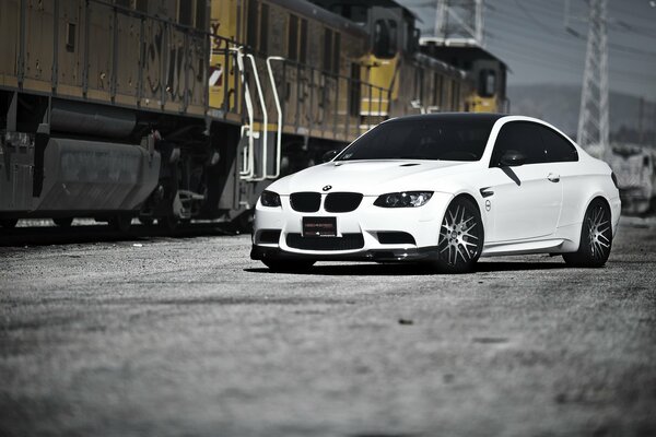 BMW blanco en el fondo de la línea eléctrica