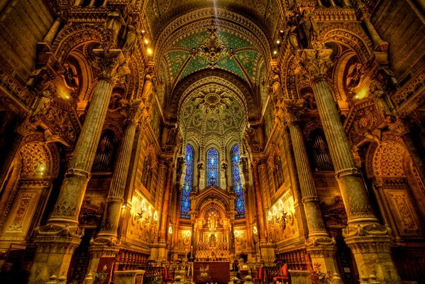 Vitraux dans le chœur central de l église