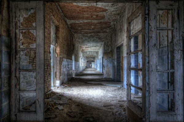 Antiguo edificio en ruinas con ventanas rotas