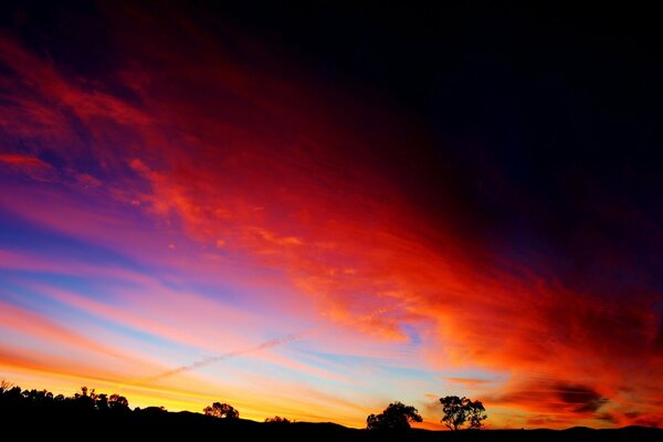 Rot mit lila Sonnenuntergang am Himmel