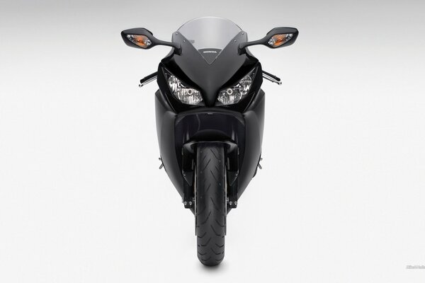 Moto sportiva nera