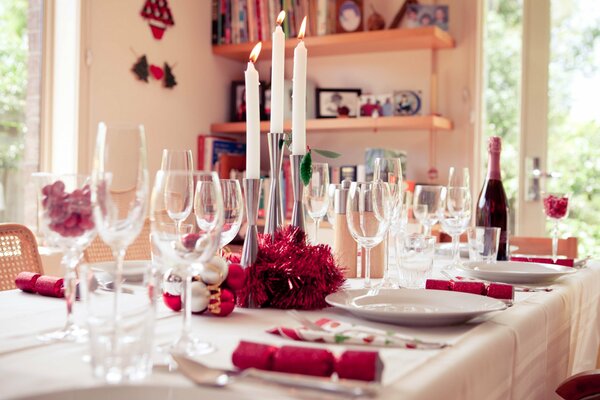 Table de service avec des verres à champagne