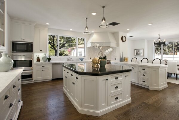 Kitchen-dining room in white and classic style