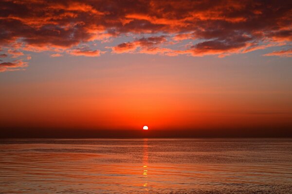 Reflet du coucher de soleil dans la mer