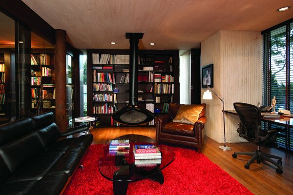 Bureau dans une maison de style rouge et noir