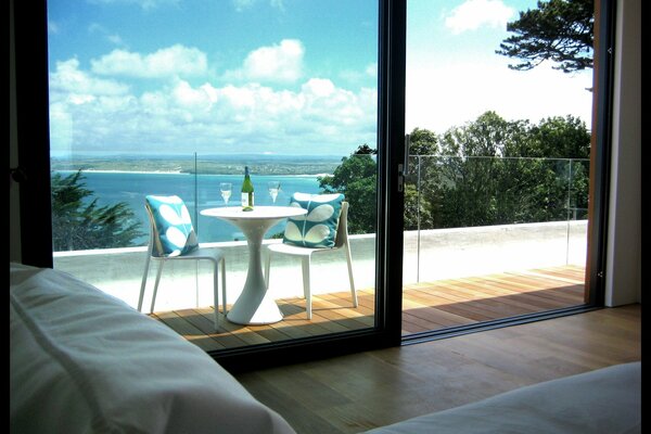 Terrasse en verre élégante au bord de la mer