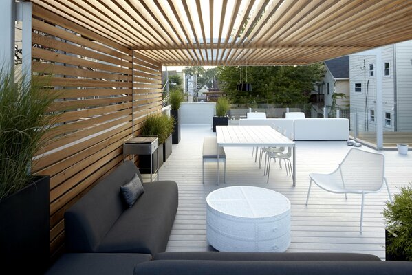 Elegante patio con muebles blancos