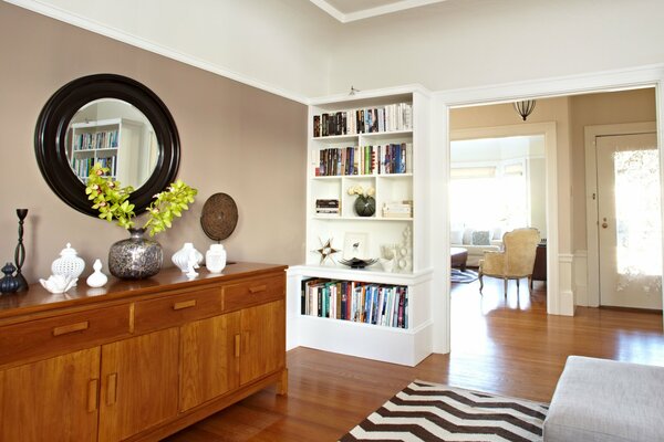 Una de las habitaciones de la casa residencial. Elegantemente equipado con un mueble de madera y una estantería