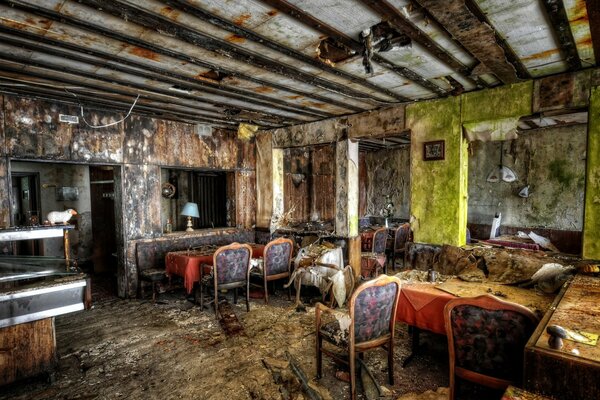 Ein Restaurant. Das Interieur ist in ruhigen Farben gehalten