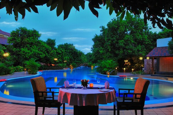 Dîner dans la Villa avec vue sur la piscine chic