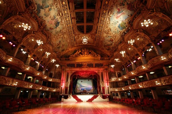 Hermoso salón de baile con camas