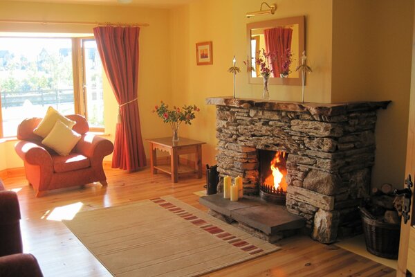 Ambiente acogedor en una habitación luminosa con chimenea