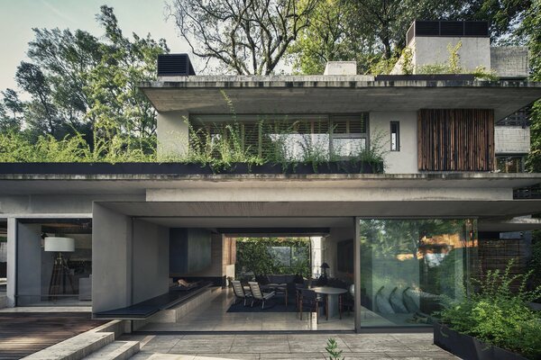 Maison de deux étages avec des fenêtres en verre au sol