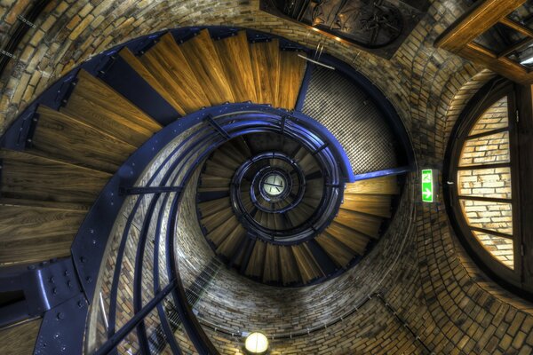 Wendeltreppe im Turm mit Mauerwerk