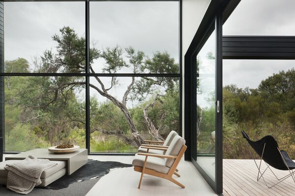 Chambre moderne avec des fenêtres à paznoramny