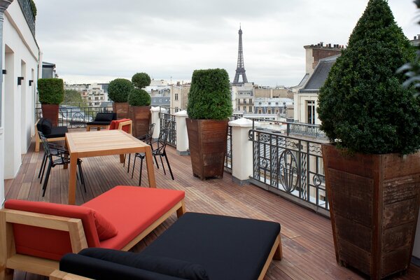 Terrasse avec des meubles sur le fond de la tour