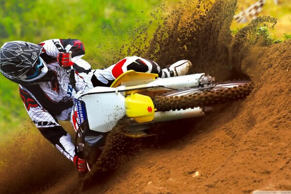 Motociclista en la carrera conduce a alta velocidad