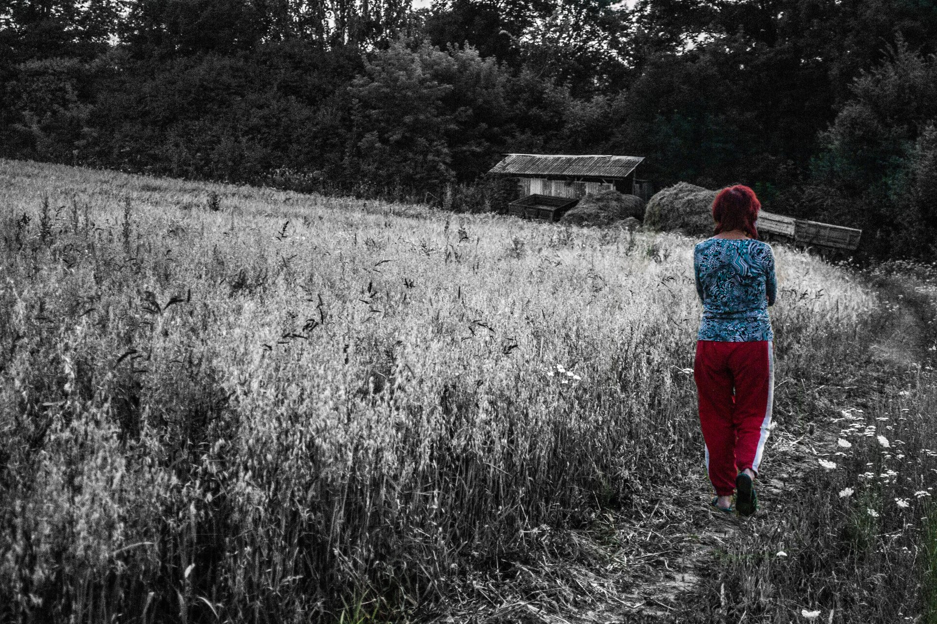 mujer pueblo paisaje naturaleza noche campo trigo espiguillas rojo blanco y negro