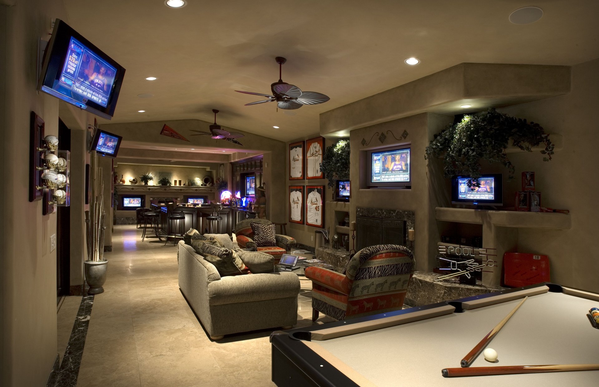 intérieur jeu salle de bar billard salle de jeux canapé fauteuils bar comptoir de bar cheminée téléviseurs