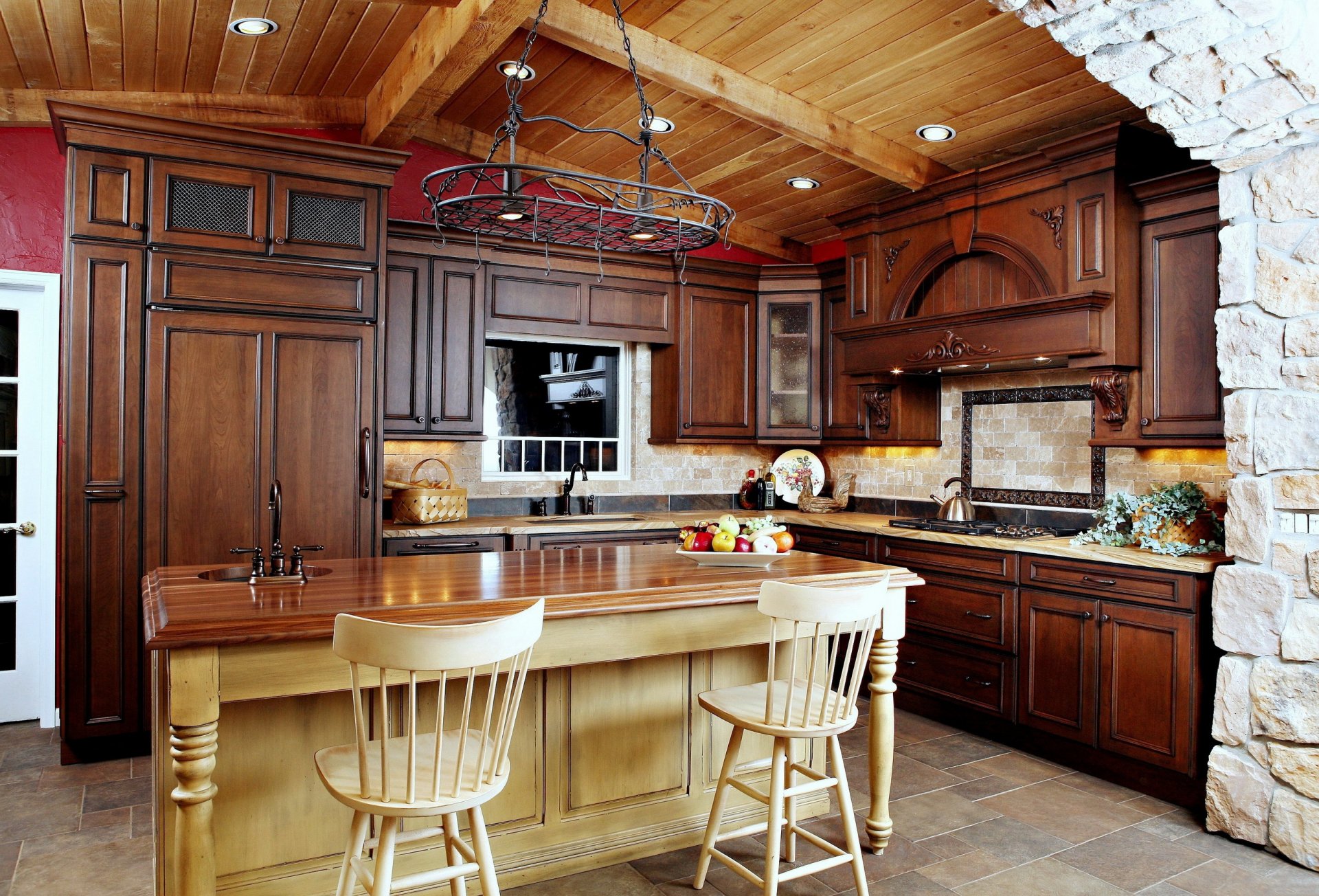 interno tavolo sedie legno soffitto cucina design