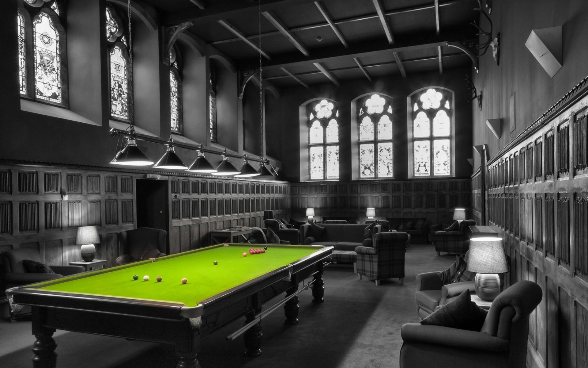 innenraum billard spielzimmer billardzimmer snookerraum tisch bälle kronleuchter sofas sessel