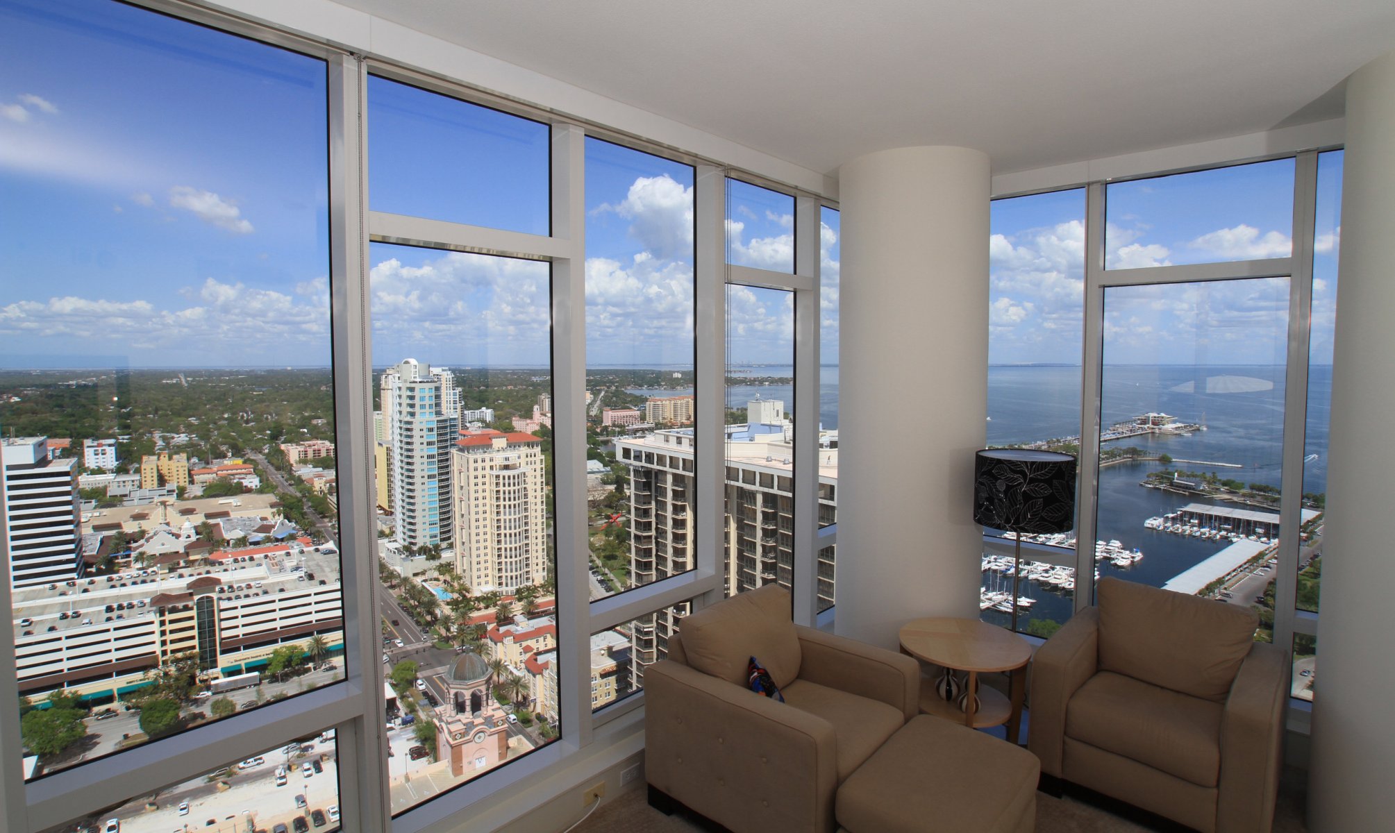 intérieur style design ville appartement urbain salon floride saint-pétersbourg